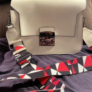 White purse w geometric removable strap